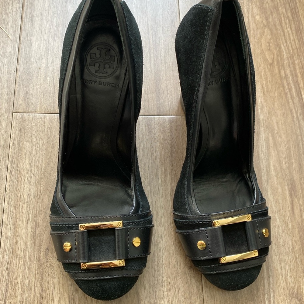 Tory Burch suede and leather platform heel. In great condition! Size 9